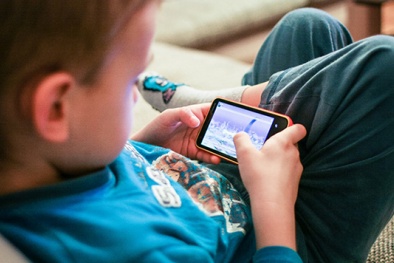 Cảnh báo trẻ em Việt Nam sử dụng điện thoại sớm hơn 4 năm so với thế giới